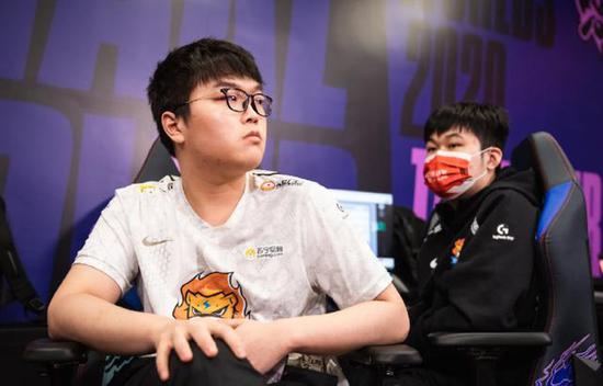 甜蜜爱情与吃鸡游戏的完美结合